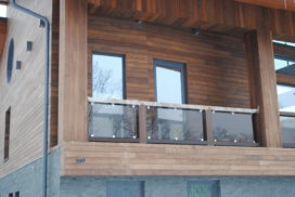Установка стеклянного балкона Шуко в частном доме