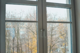 Тонкие шпросы на алюминиевых окнах Schüco имитируют старое деревянное остекление
