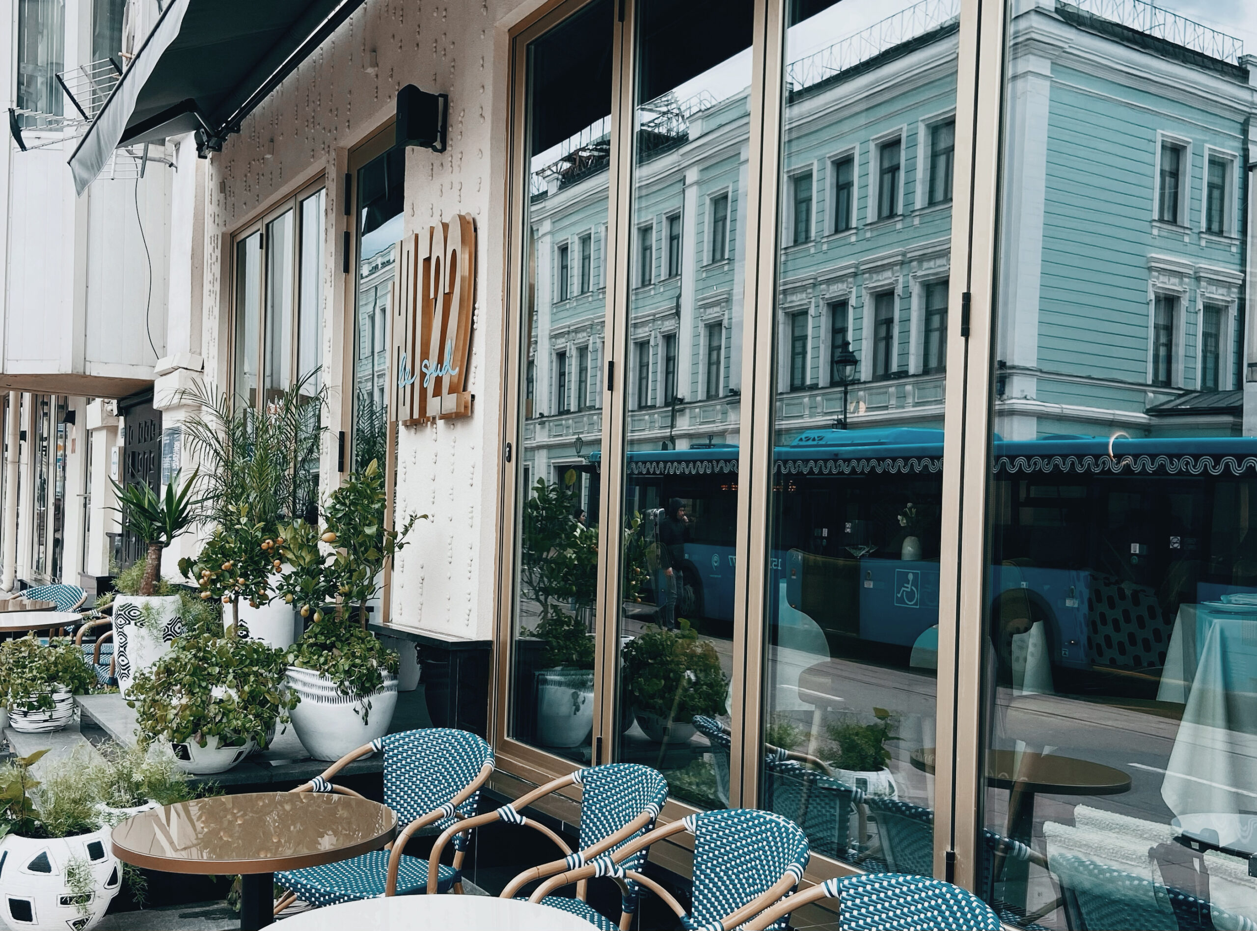 Установка раздвижных дверей и окон Schuco в ресторане в Москве