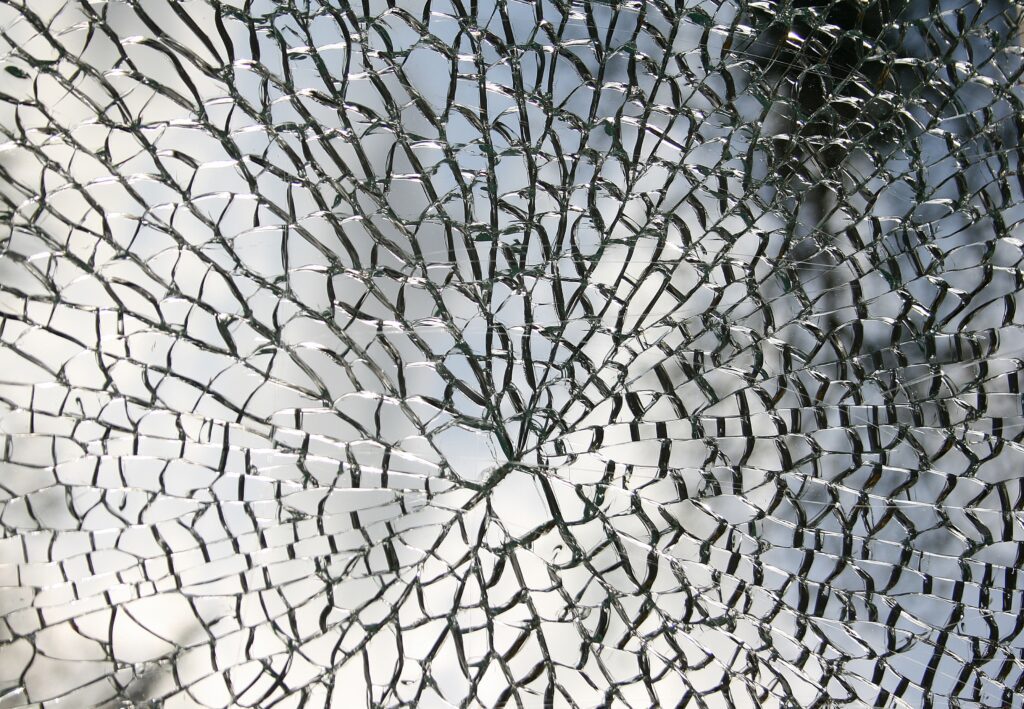 Разрушение закаленного стекла из-за включений сульфида никеля