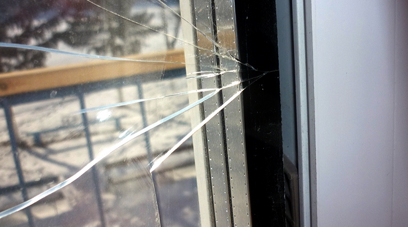 Разрушение стекла в результате термошока имеет характерный вид