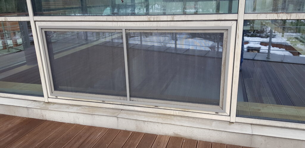 Защитное покрытие уберегло бы окна премиум-класса от загрязнений